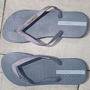 Ipanema Brazilian Gray and Silver Women's Flip Flops Size 6